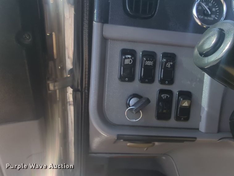 image for item ER1003 2011 Peterbilt 388 semi truck