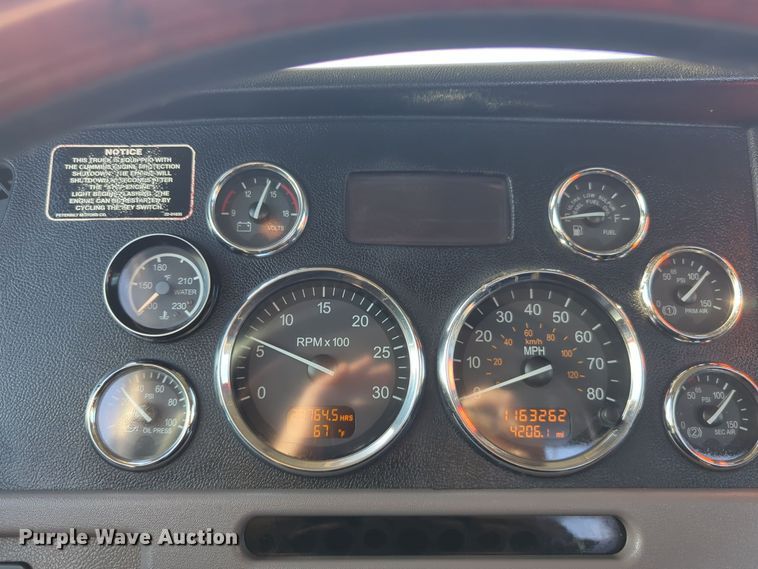 image for item ER1003 2011 Peterbilt 388 semi truck