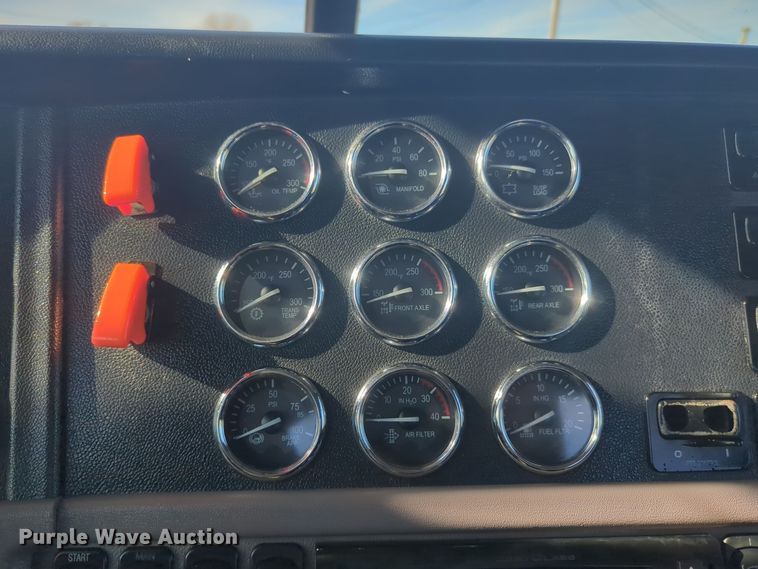 image for item ER1003 2011 Peterbilt 388 semi truck