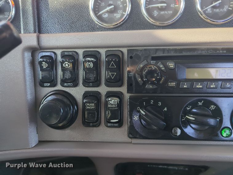 image for item ER1003 2011 Peterbilt 388 semi truck