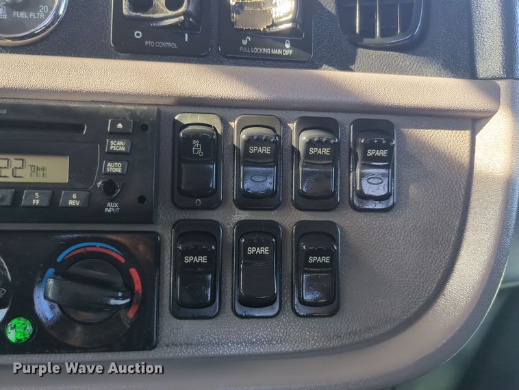 image for item ER1003 2011 Peterbilt 388 semi truck