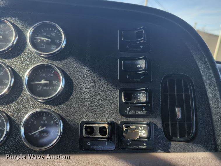 image for item ER1003 2011 Peterbilt 388 semi truck
