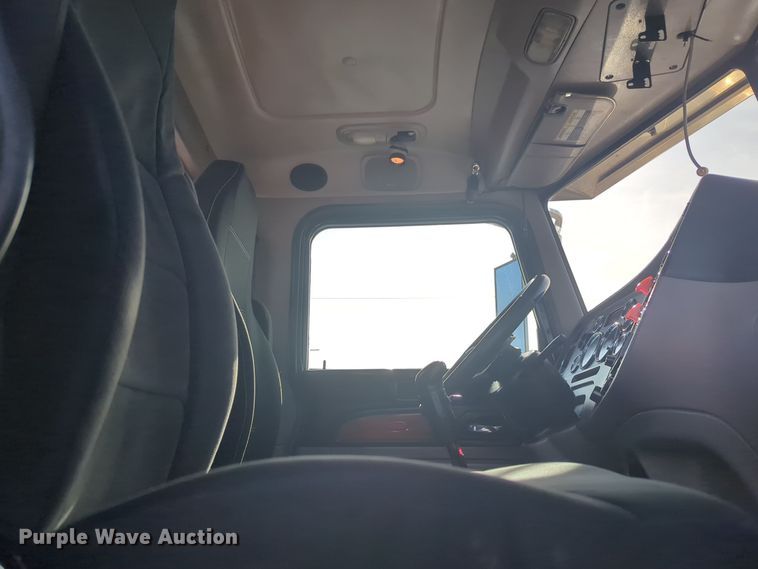 image for item ER1003 2011 Peterbilt 388 semi truck