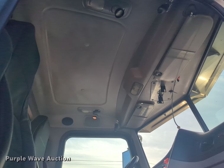 image for item ER1003 2011 Peterbilt 388 semi truck