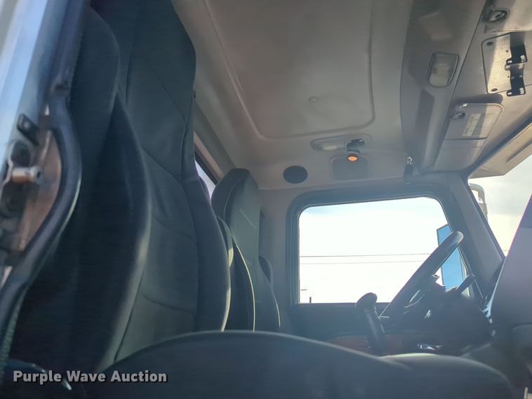 image for item ER1003 2011 Peterbilt 388 semi truck