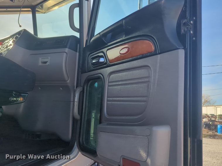 image for item ER1003 2011 Peterbilt 388 semi truck