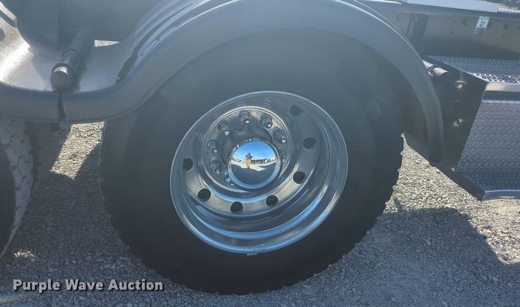 image for item ER1003 2011 Peterbilt 388 semi truck