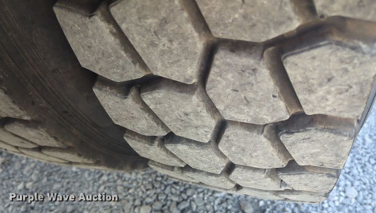 image for item ER1003 2011 Peterbilt 388 semi truck