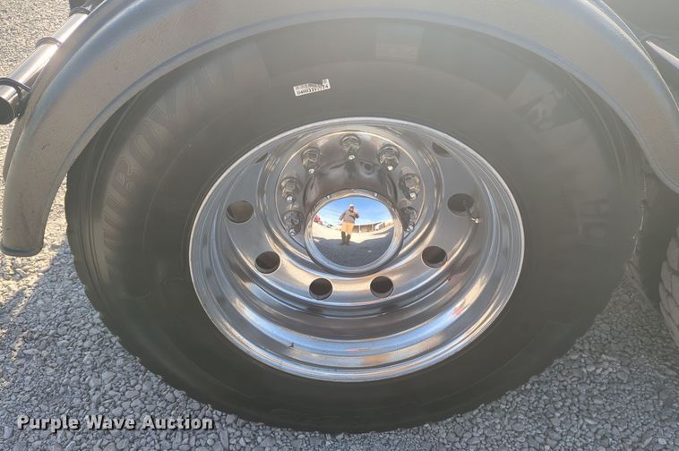 image for item ER1003 2011 Peterbilt 388 semi truck