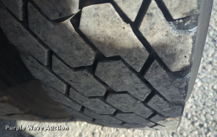 image for item ER1003 2011 Peterbilt 388 semi truck