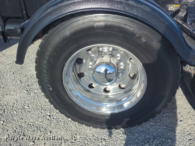 image for item ER1003 2011 Peterbilt 388 semi truck