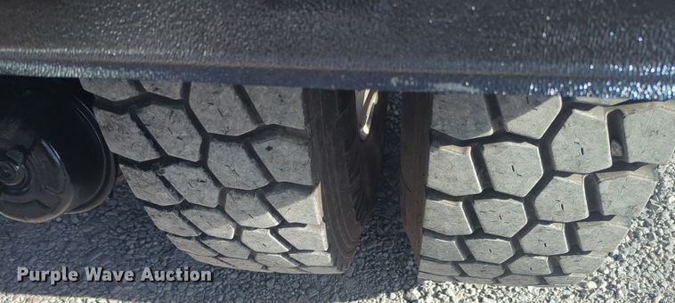 image for item ER1003 2011 Peterbilt 388 semi truck