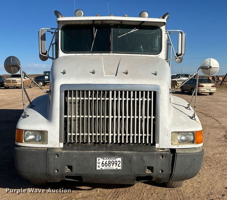 image for item ER8362 1991 International 9400 semi truck