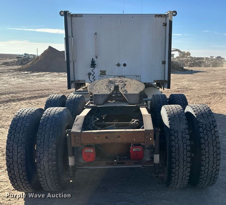 image for item ER8362 1991 International 9400 semi truck