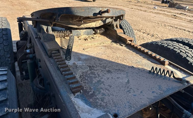 image for item ER8362 1991 International 9400 semi truck