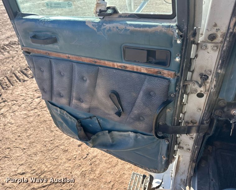 image for item ER8362 1991 International 9400 semi truck