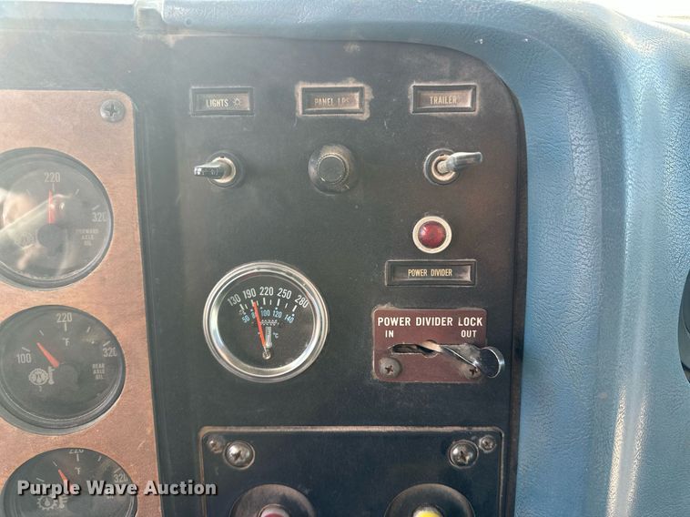 image for item ER8362 1991 International 9400 semi truck