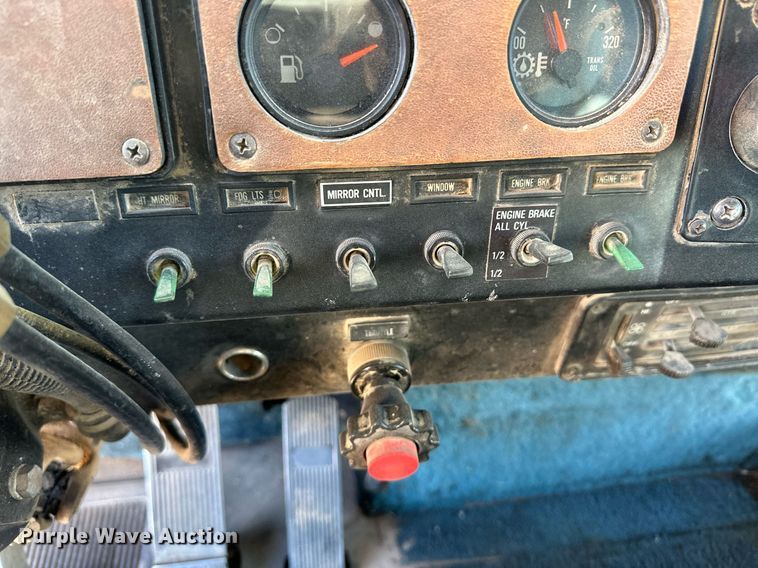 image for item ER8362 1991 International 9400 semi truck