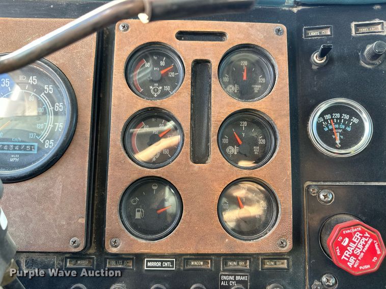 image for item ER8362 1991 International 9400 semi truck