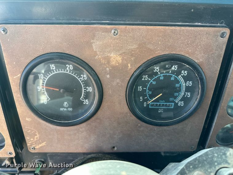 image for item ER8362 1991 International 9400 semi truck