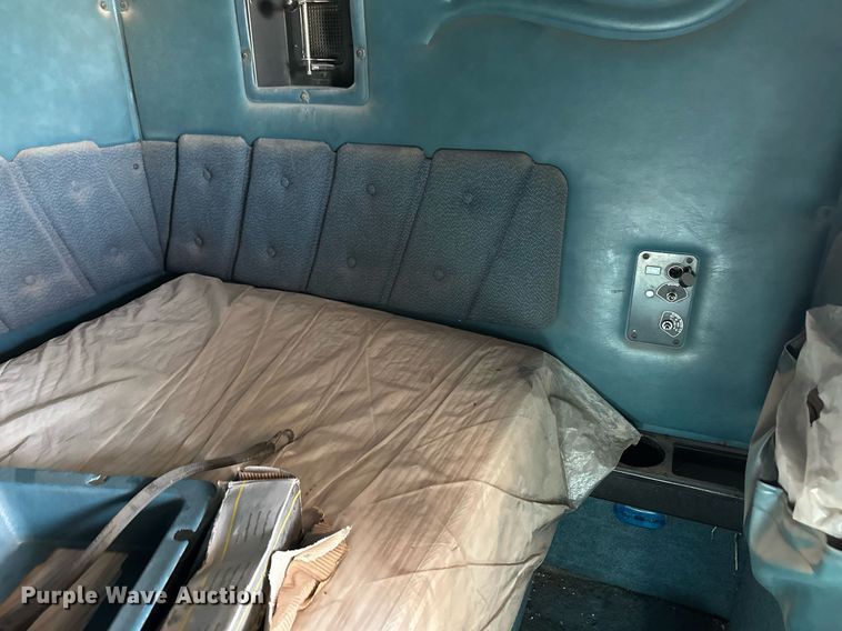 image for item ER8362 1991 International 9400 semi truck