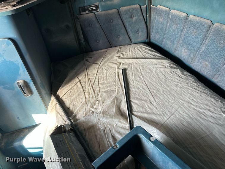 image for item ER8362 1991 International 9400 semi truck