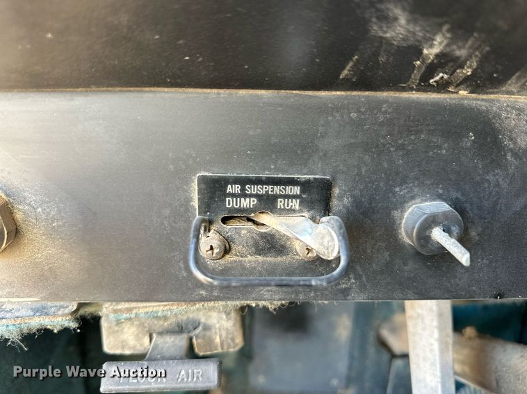 image for item ER8362 1991 International 9400 semi truck