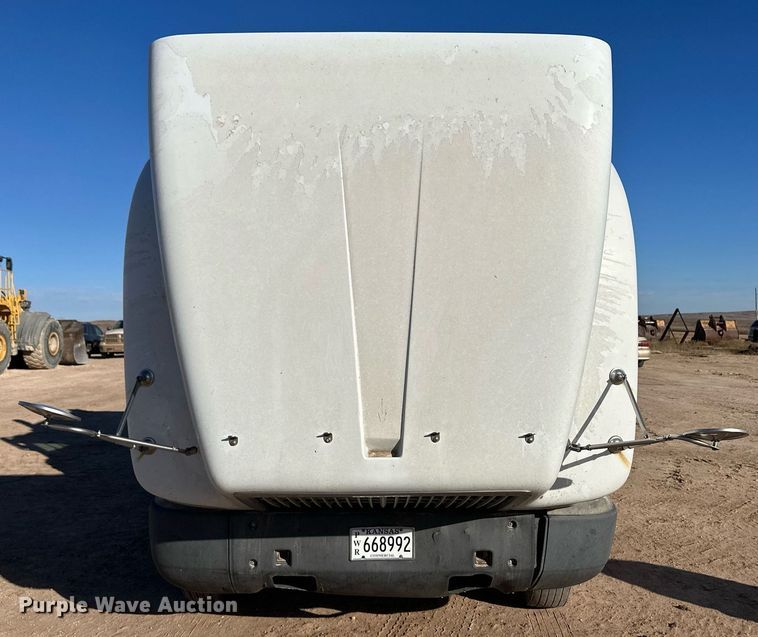 image for item ER8362 1991 International 9400 semi truck