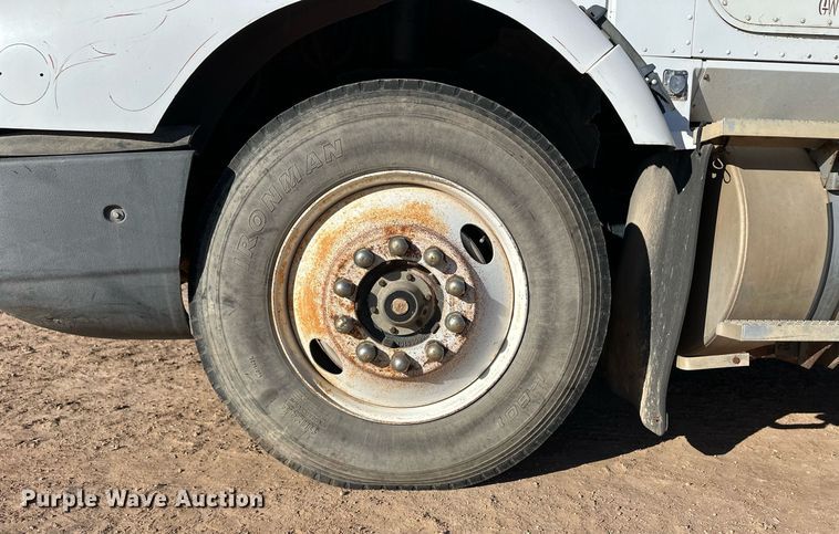 image for item ER8362 1991 International 9400 semi truck