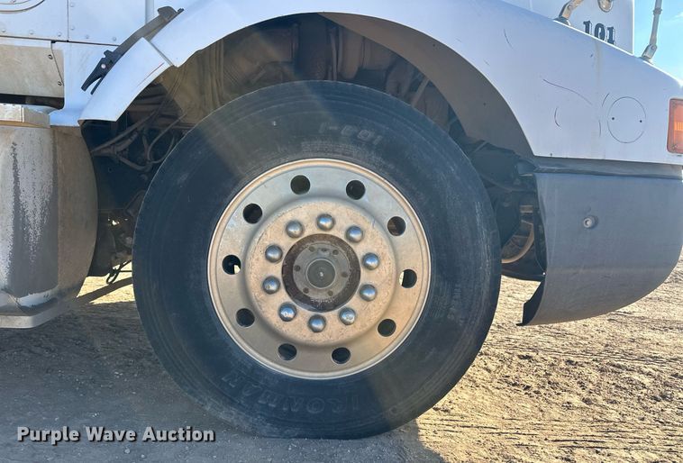 image for item ER8362 1991 International 9400 semi truck