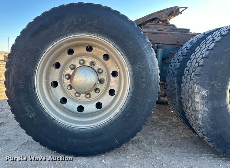 image for item ER8362 1991 International 9400 semi truck