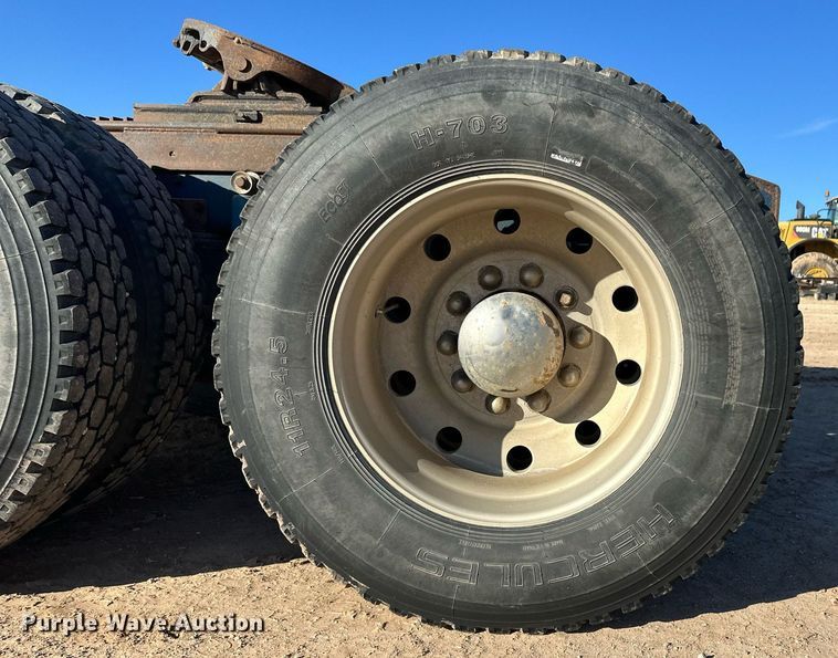 image for item ER8362 1991 International 9400 semi truck