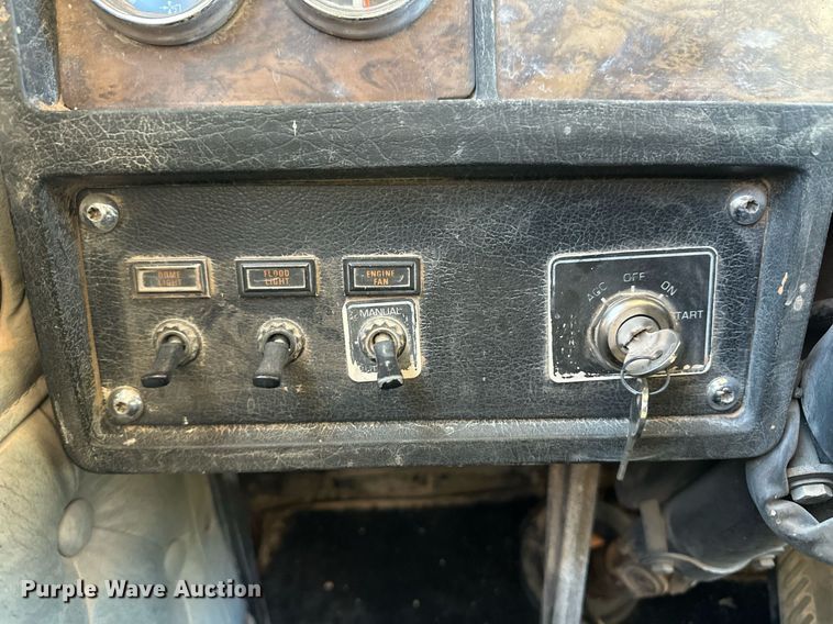 image for item ER8363 1991 Kenworth W900 semi truck