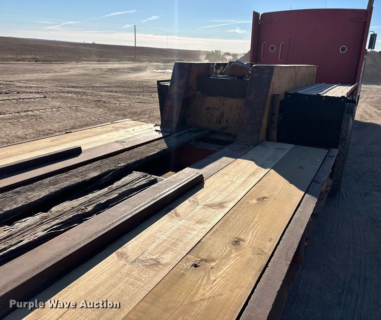 image for item ER8364 1975 Hyster equipment trailer