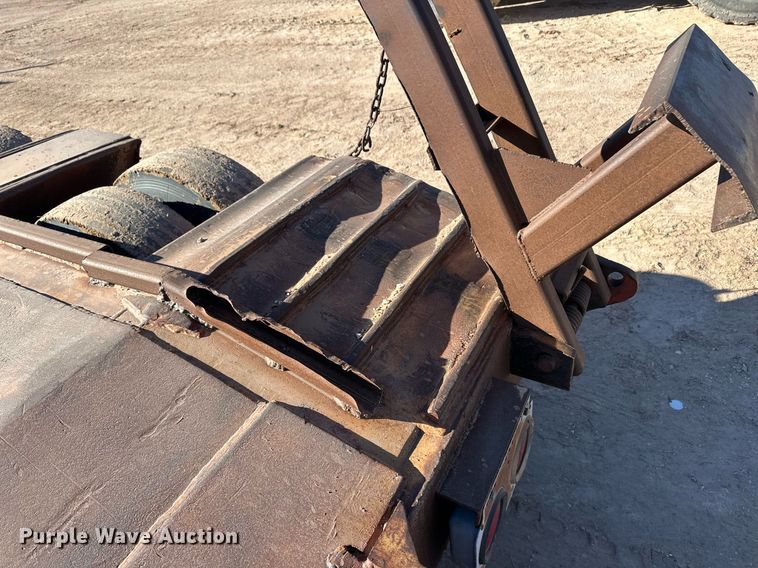 image for item ER8364 1975 Hyster equipment trailer