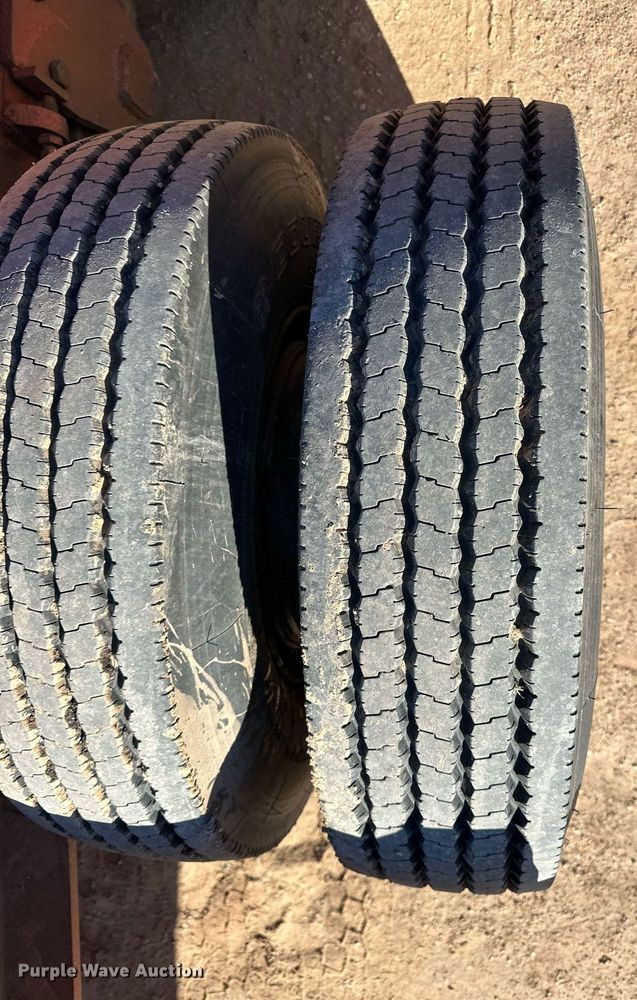 image for item ER8364 1975 Hyster equipment trailer