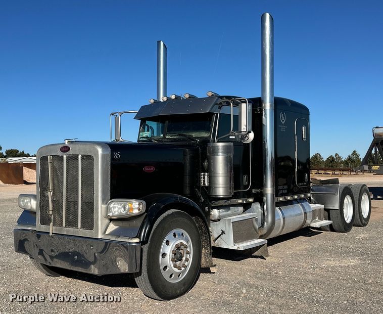 image for item ER8424 2013 Peterbilt 389 semi truck