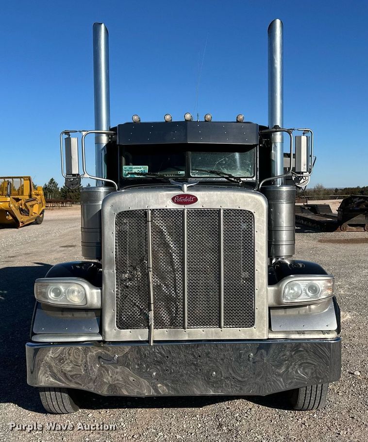 image for item ER8424 2013 Peterbilt 389 semi truck