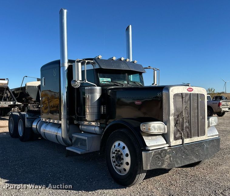 image for item ER8424 2013 Peterbilt 389 semi truck