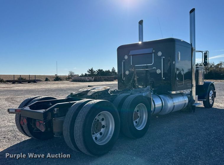 image for item ER8424 2013 Peterbilt 389 semi truck