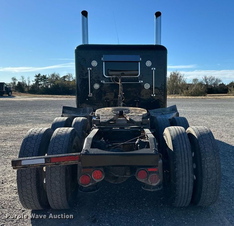 image for item ER8424 2013 Peterbilt 389 semi truck