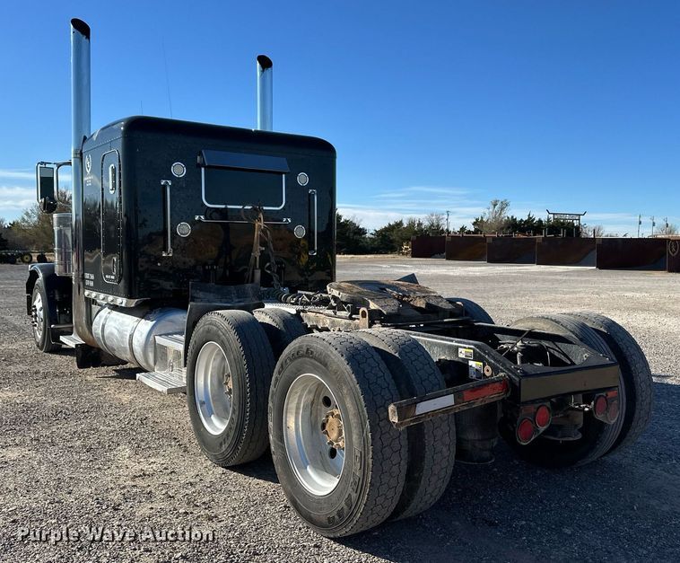 image for item ER8424 2013 Peterbilt 389 semi truck