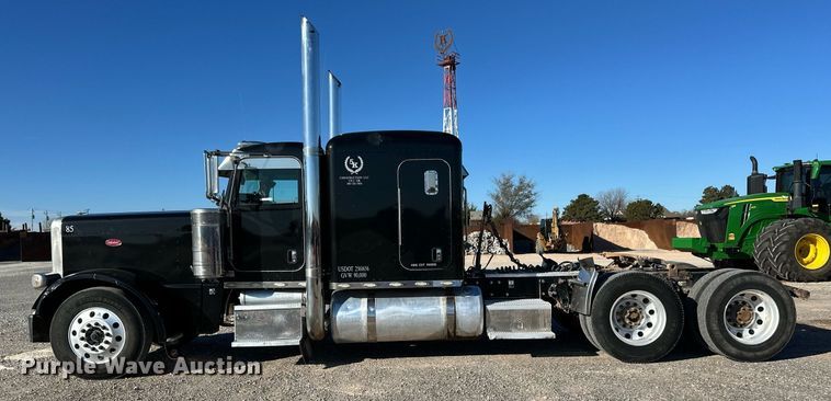 image for item ER8424 2013 Peterbilt 389 semi truck
