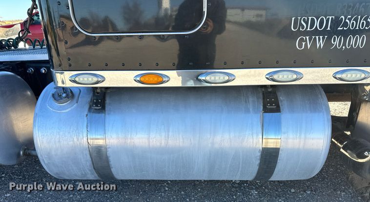 image for item ER8424 2013 Peterbilt 389 semi truck