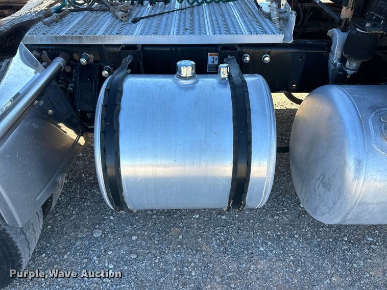 image for item ER8424 2013 Peterbilt 389 semi truck