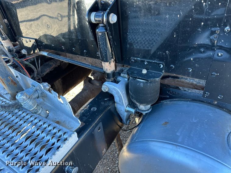 image for item ER8424 2013 Peterbilt 389 semi truck