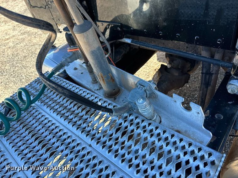 image for item ER8424 2013 Peterbilt 389 semi truck