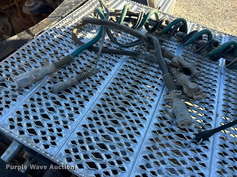 image for item ER8424 2013 Peterbilt 389 semi truck