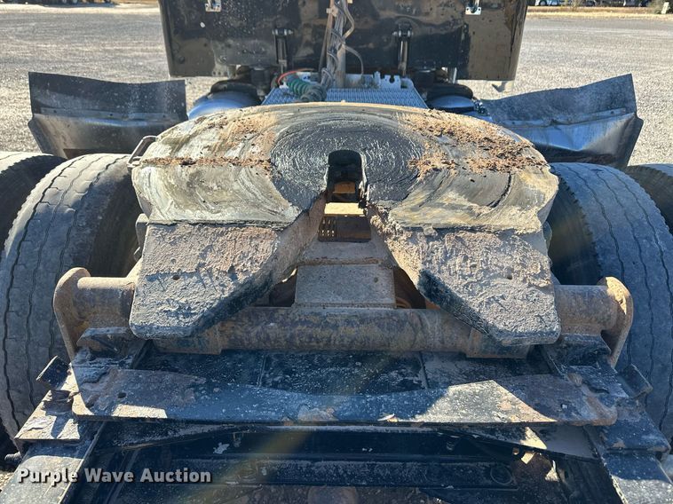 image for item ER8424 2013 Peterbilt 389 semi truck