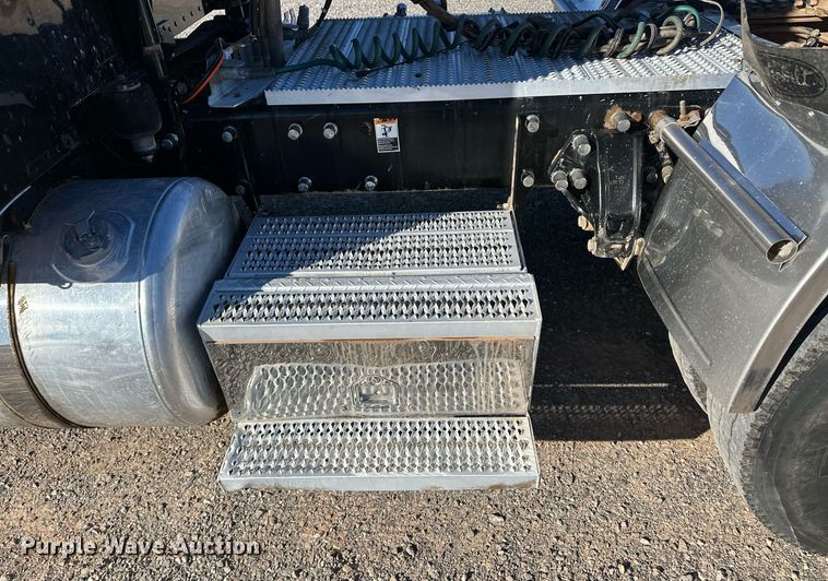 image for item ER8424 2013 Peterbilt 389 semi truck